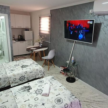 Cozzy Apartment Near The Aiport ポドゴリツァ エクステリア 写真