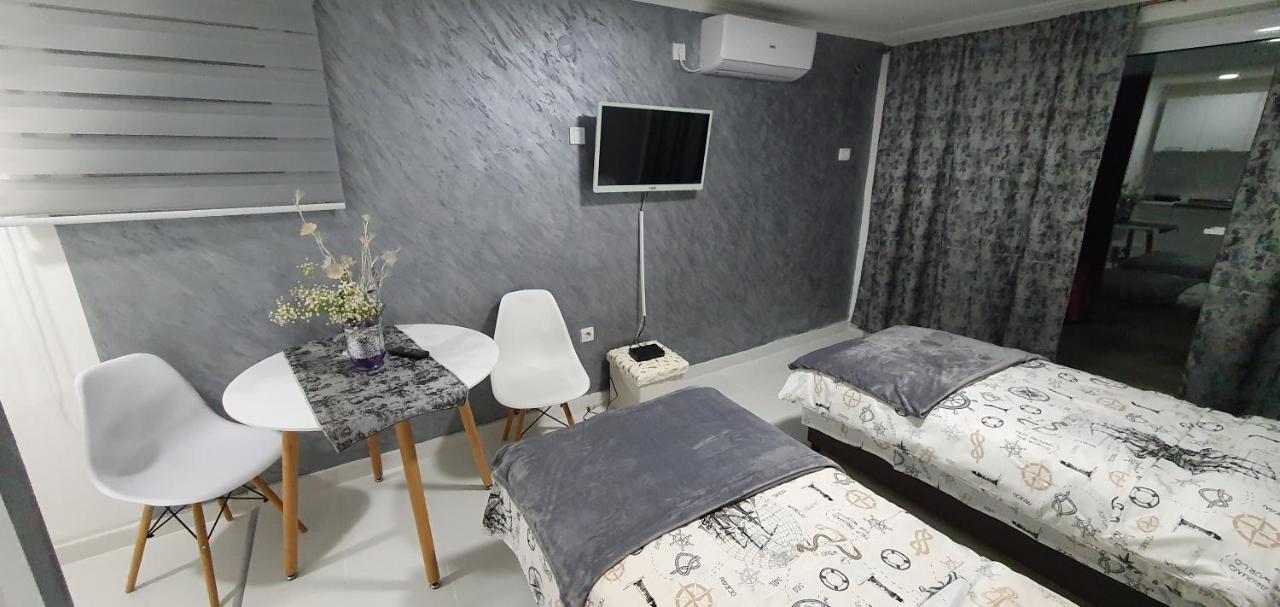 Cozzy Apartment Near The Aiport ポドゴリツァ エクステリア 写真